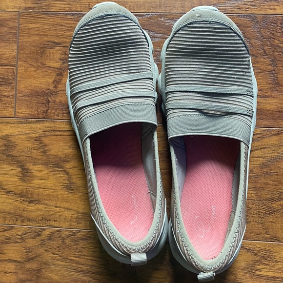 Women’s slip on sketchers - Picture 3 of 4